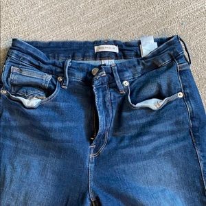 Good American stretch skinny jeans w/ frayed edge